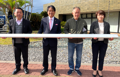 中村正人うるま市長、島尻安伊子代議士来訪。持っているのは弊社オリジナルアルミ原材料。